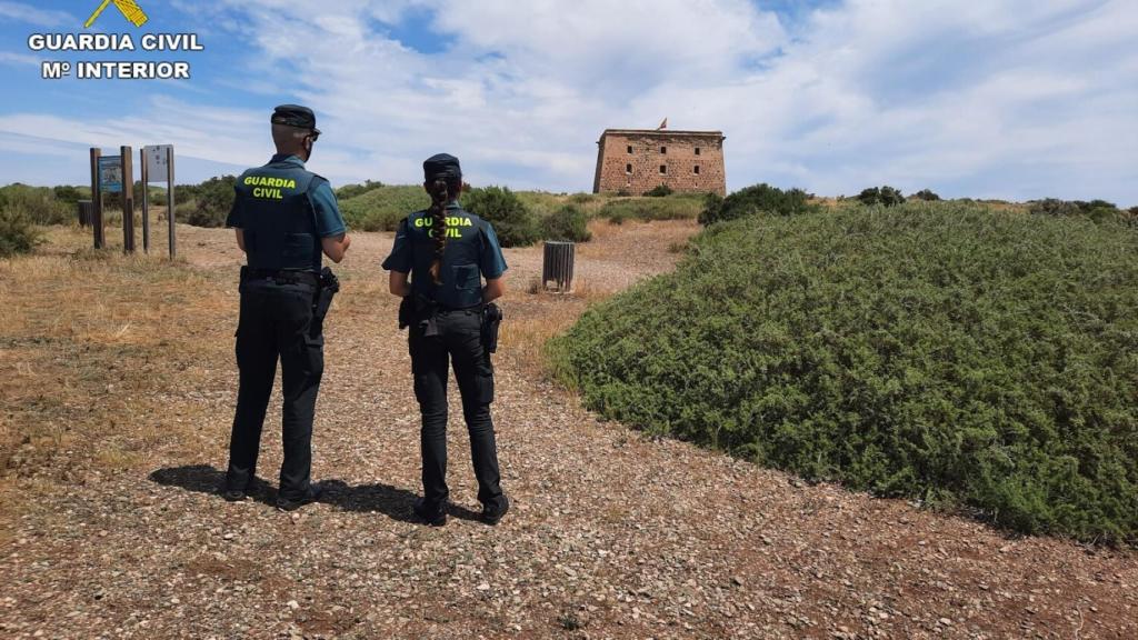 Patrulla de la Guardia Civil en la isla de Tabarca.