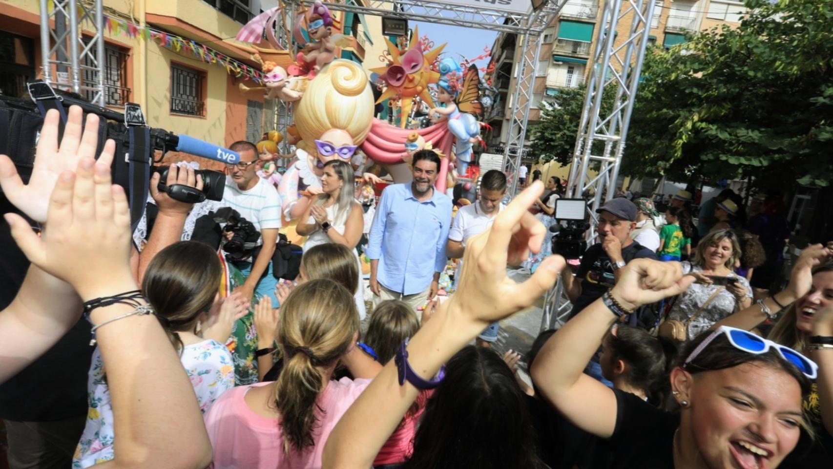La comisión de Foguerer Carolinas ha estallado de alegría con la recepción del primer premio de infantil.