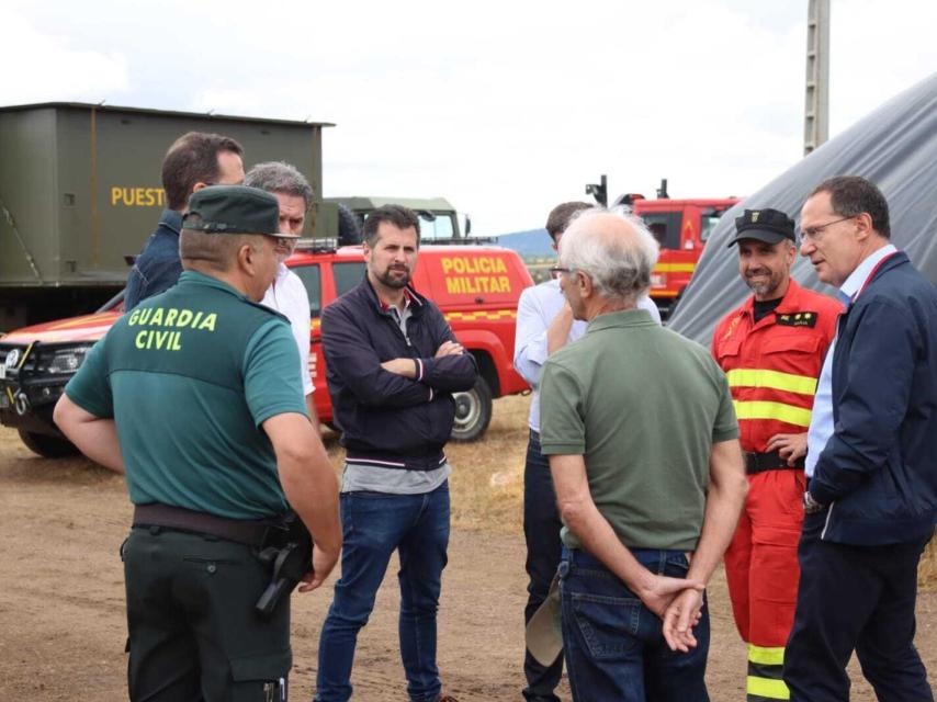 El líder socialista, Luis Tudanca, durante su visita al Puesto de Mando del incendio de la Sierra de la Culebra, este lunes.
