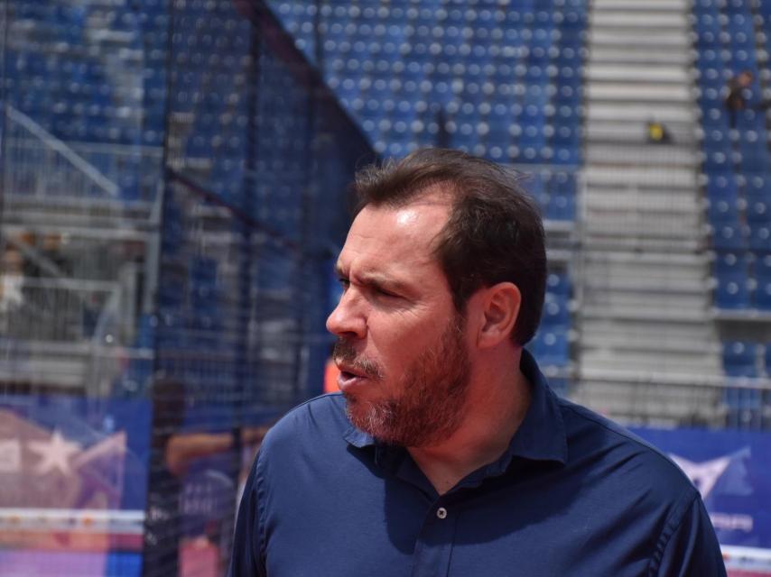 Óscar Puente ha visitado este lunes la pista de pádel de la Plaza Mayor de Valladolid.