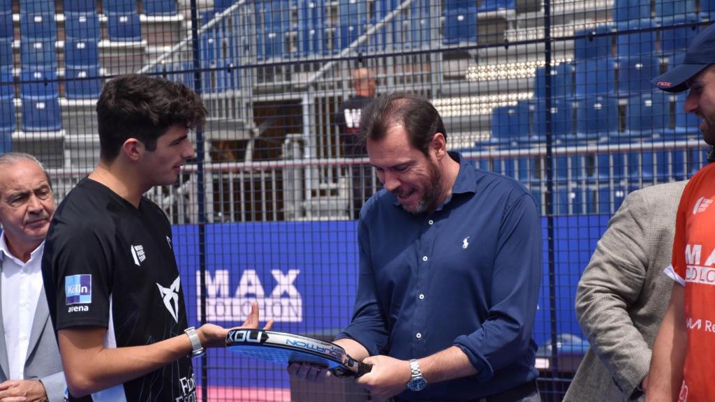 Óscar Puente junto a Arturo Coello en la pista de la Plaza Mayor de Valladolid este lunes.