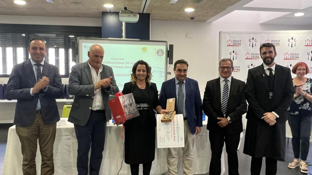 La alumna Mercedes Vázquez recibe el premio Pascual Herrera al mejor sumiller de la Escuela de Cocina, este lunes.