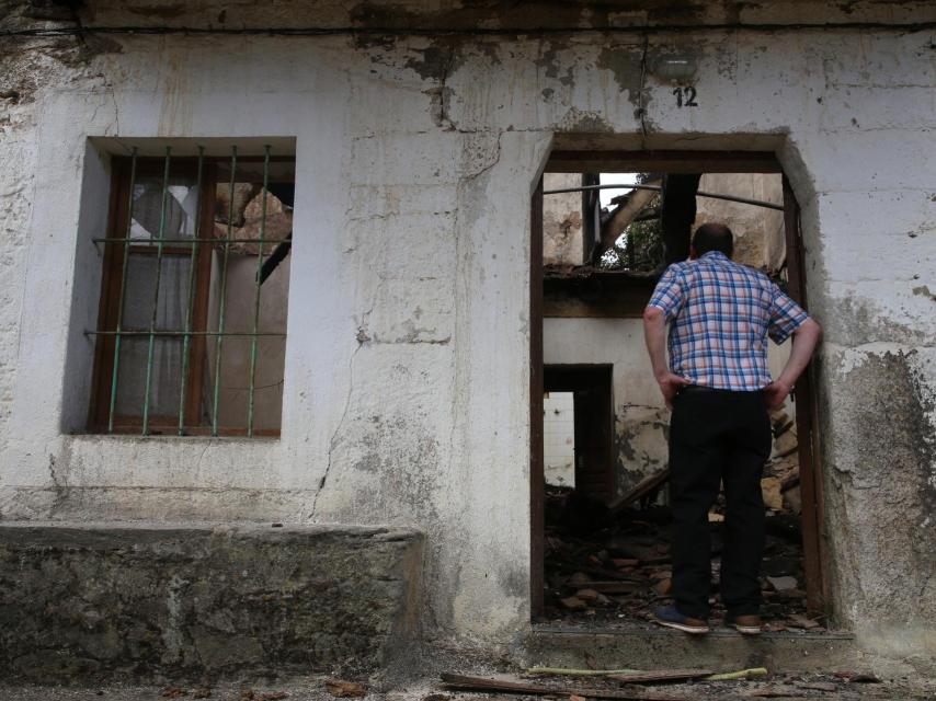 Una casa quemada en la Sierra de la Culebra, en Zamora, a causa del incendio de esta semana.