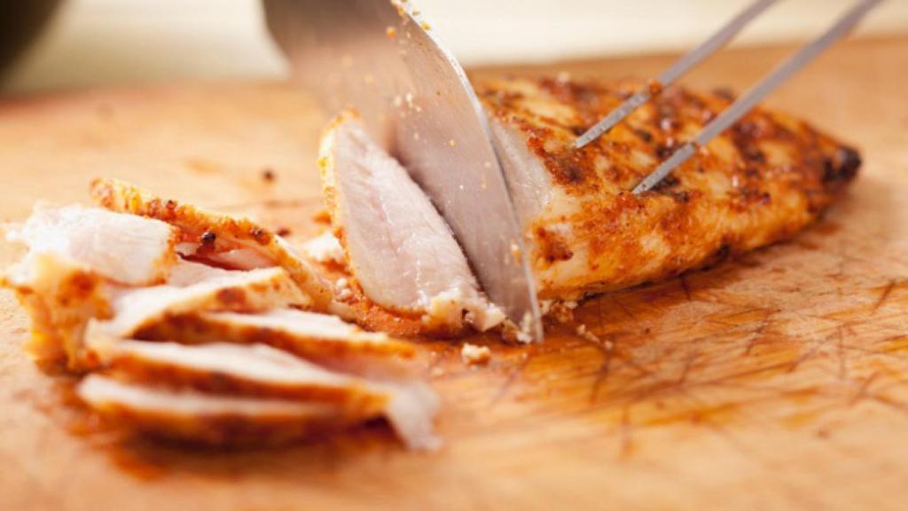 Pechuga de pollo fileteada.