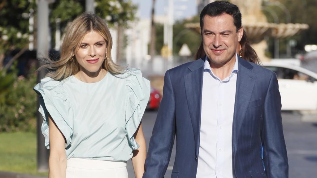 Manuela Villena junto a su marido, el presidente de la Junta de Andalucía, Juanma Moreno Bonilla.