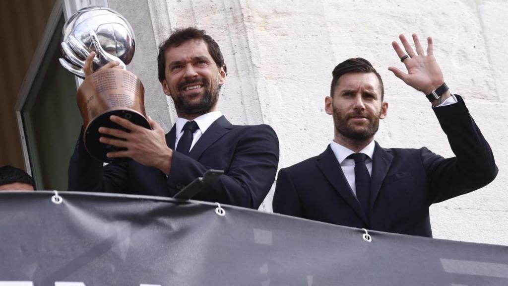 Sergio Llull y Rudy Fernández brindan a la afición del Real Madrid la Liga Endesa 2021/2022