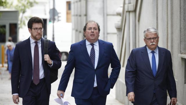 Alberto Casero, en el centro, este lunes a su llegada al Tribunal Supremo./