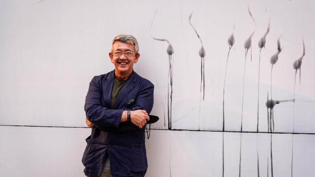 El periodista y escritor Guillermo Busutil posa junto a unas pinturas de Miquel Barceló.