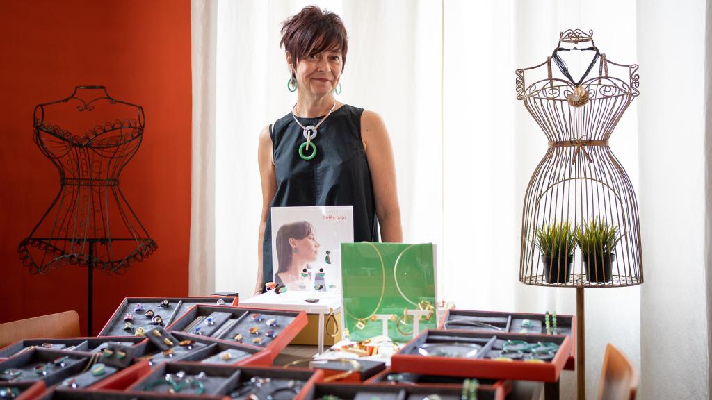 Belén Bajo en su estudio junto a sus últimas colecciones.