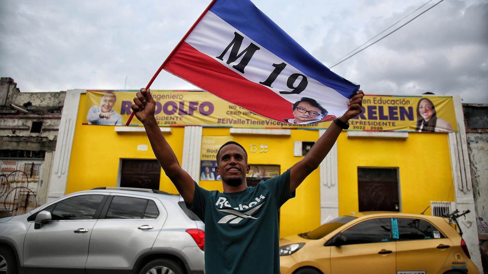 Las mejores imágenes de las elecciones presidenciales en Colombia. Un simpatizante de Gustavo Petro celebra la victoria.