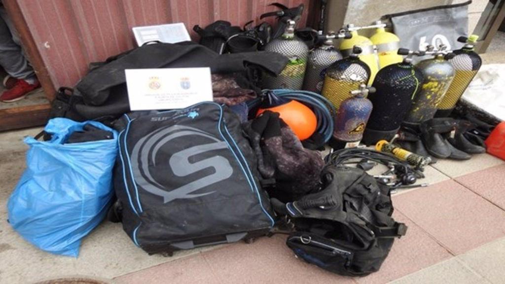 Equipos de buceo requisados en un operativo.