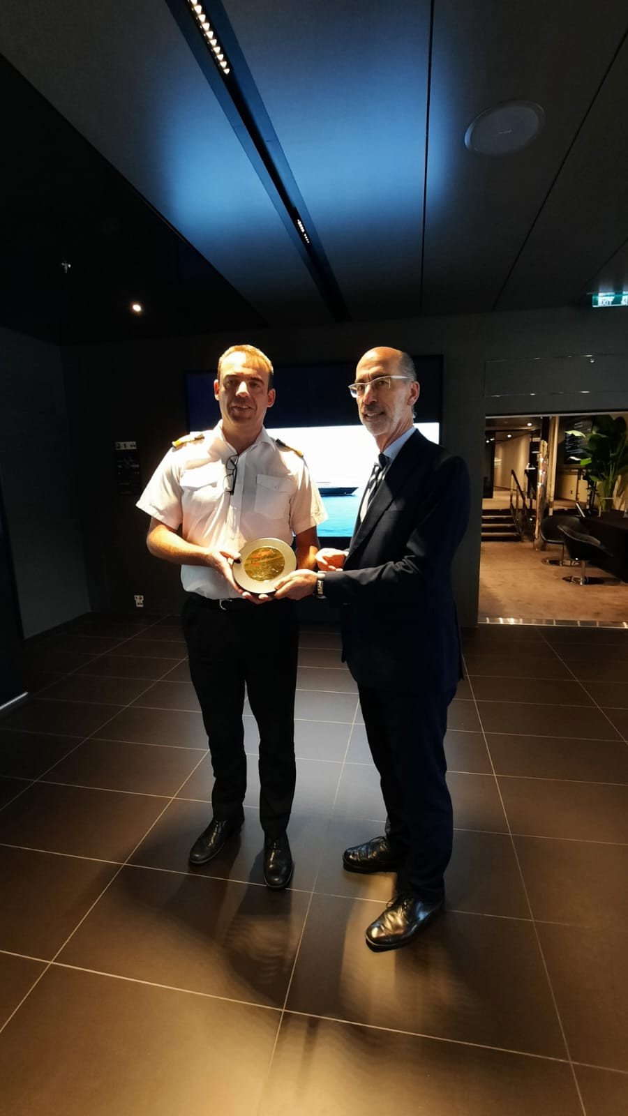 Jesús Vázquez Almuiña intercambia metopas con el capitán del Scenic Eclipse. Foto: Autoridad Portuaria de Vigo