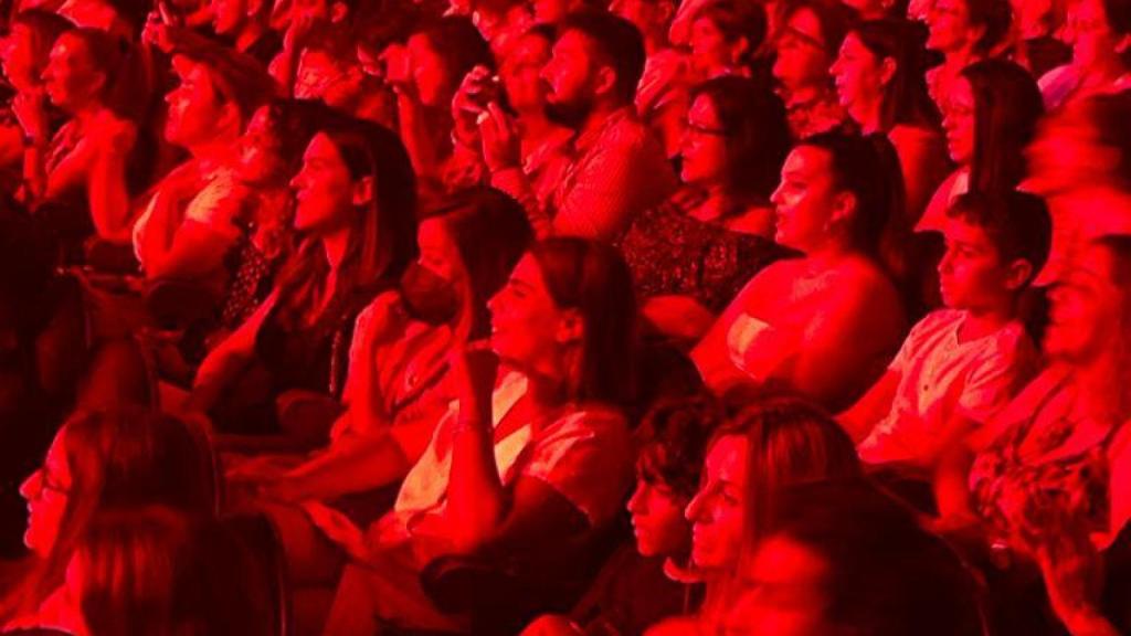 Su amiga Bego (sonriendo al lado de la chica con la mascarilla), pendiente de las palabras que Alborán le estaba dedicando.