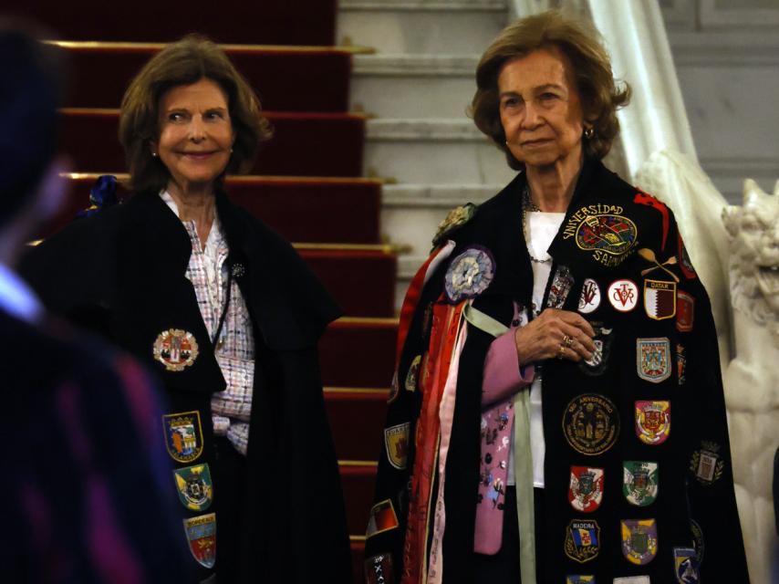 Ambas posaron con la capa de la tuna de Salamanca.