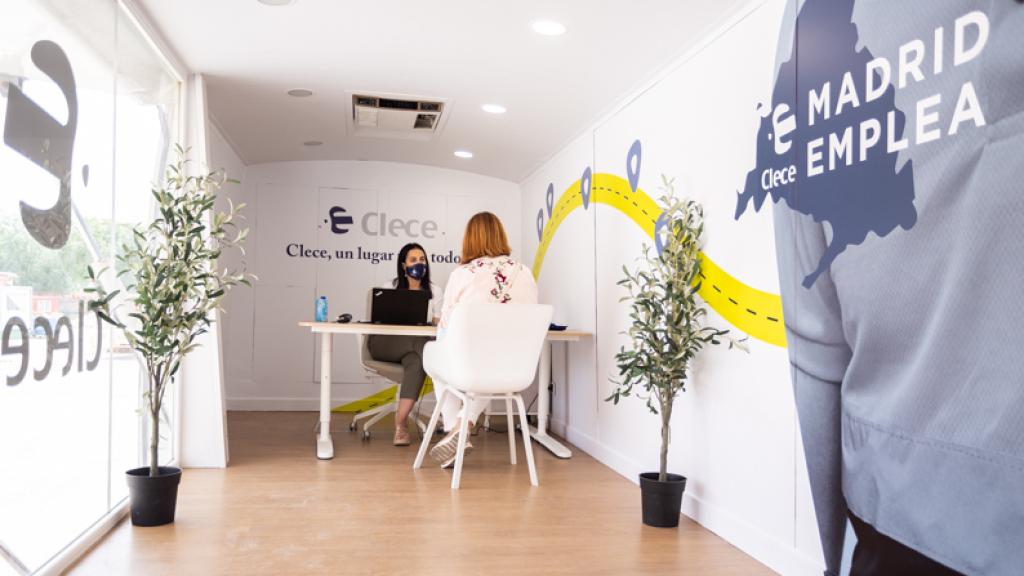 Interior del autobús de la Ruta Madrid Emplea, transformado en oficina de selección.