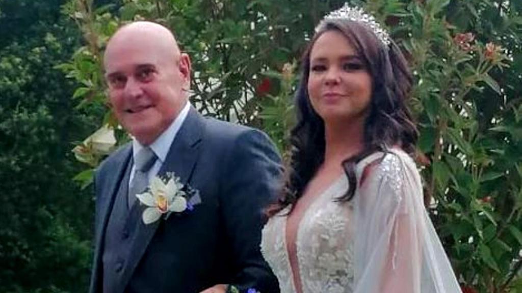 La actriz, camino del altar con su padrino.