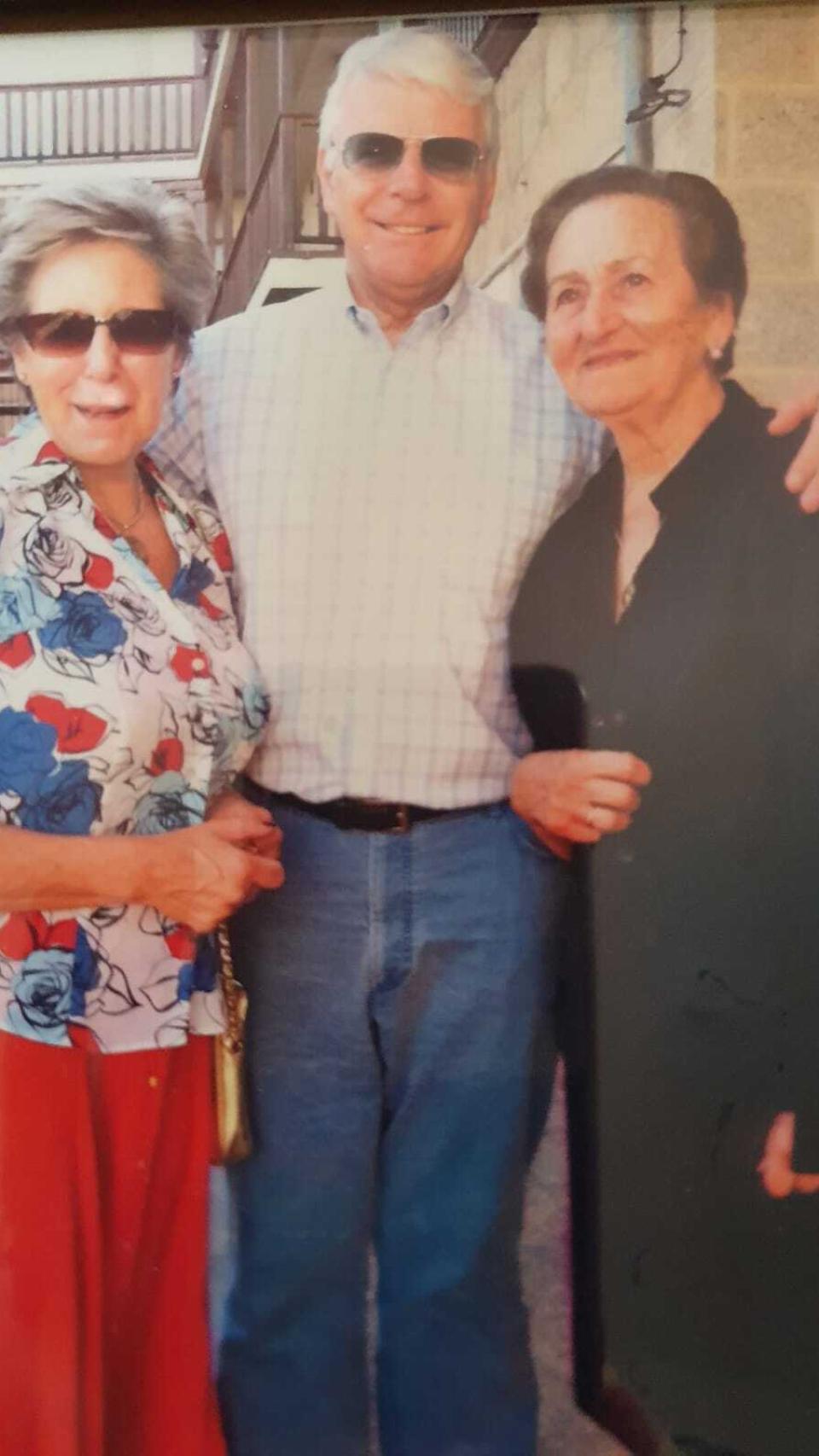 Los Major y Marcelina Rodríguez en 2013, cuando el exmandatario acudió a Candeleda para el homenaje