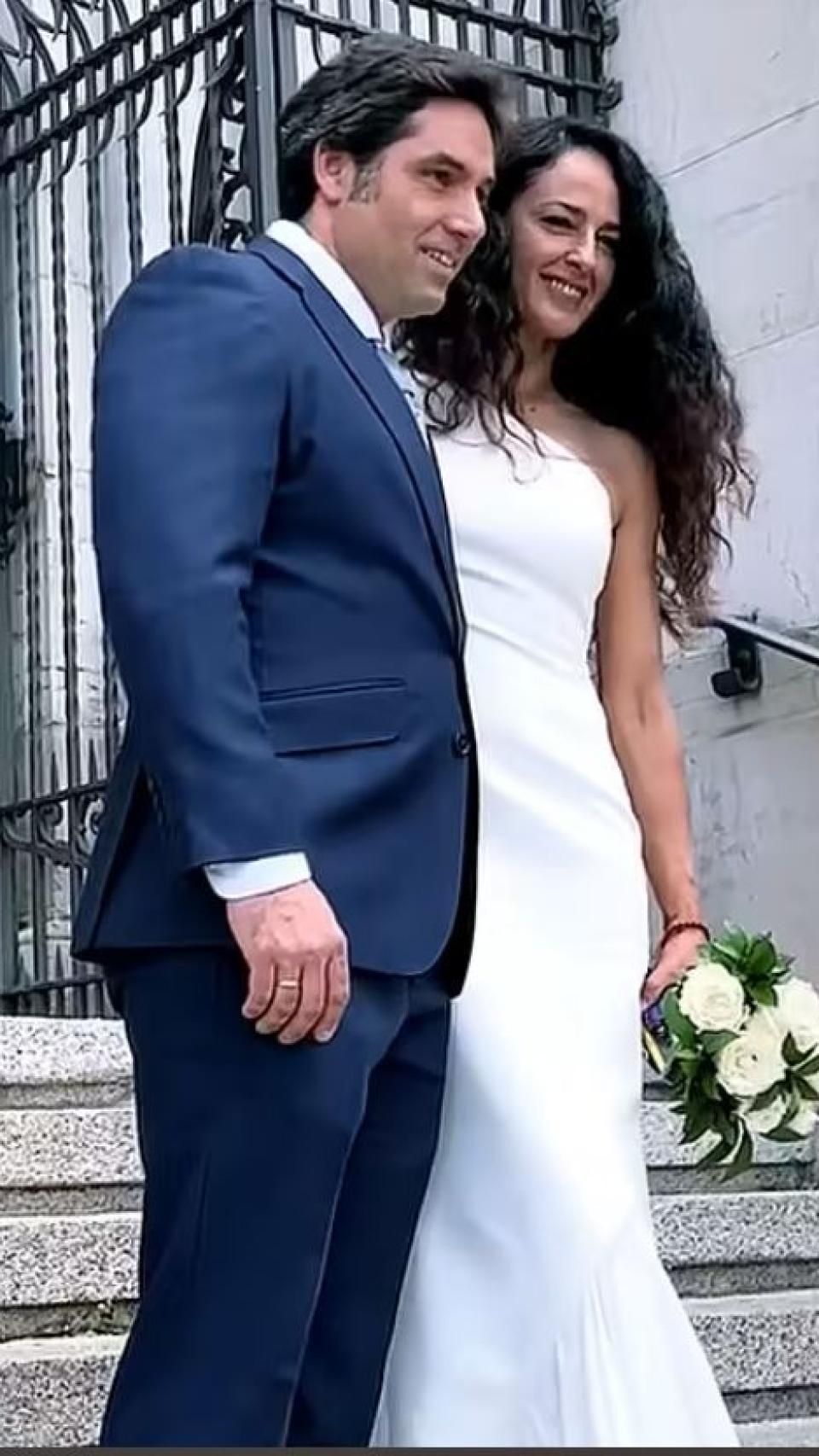 Los recién casados saliendo de la catedral de La Almudena, en Madrid, tras su 'sí, quiero'.