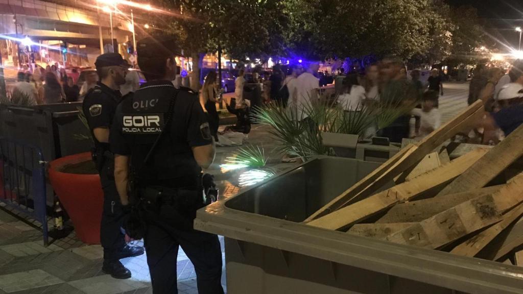 Dos agentes de la Policía controlan el acceso a las playas.