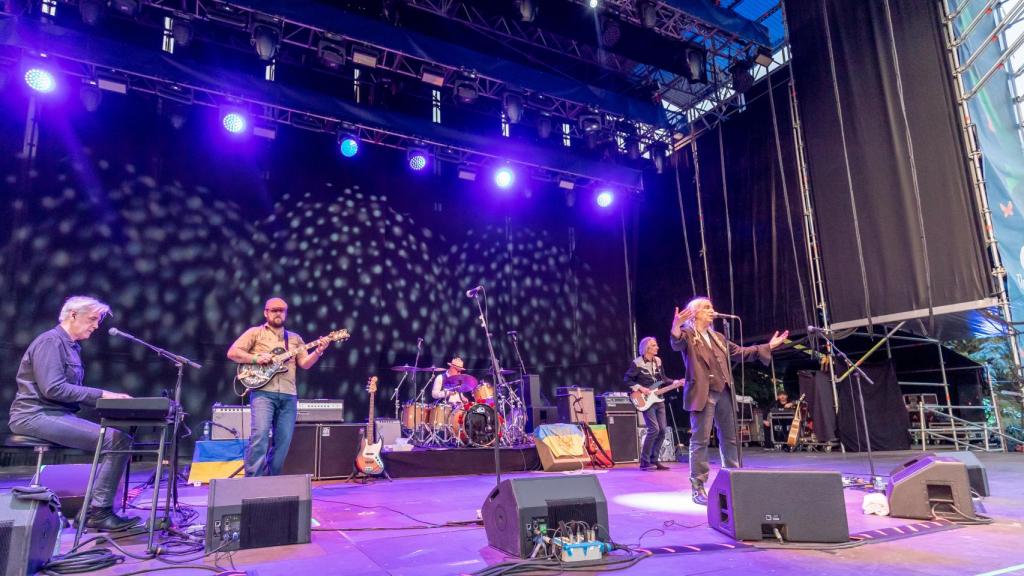 La incombustible Patti Smith con su grupo en Las Noches del Botánico en Madrid.