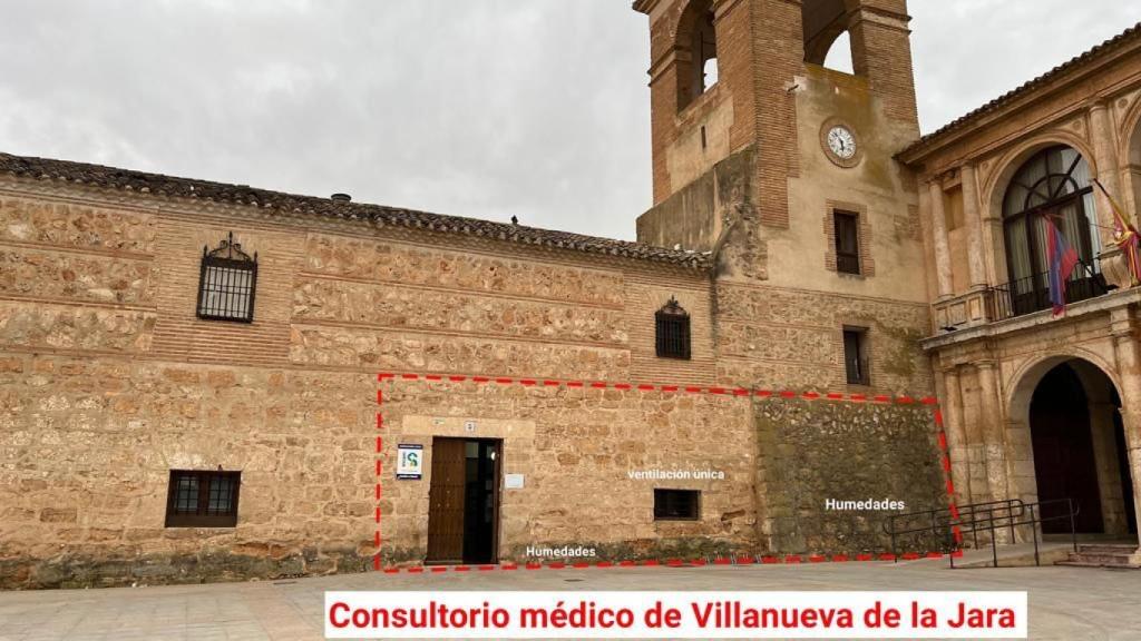 El consultorio forma parte del edificio histórico que también alberga el Ayuntamiento.
