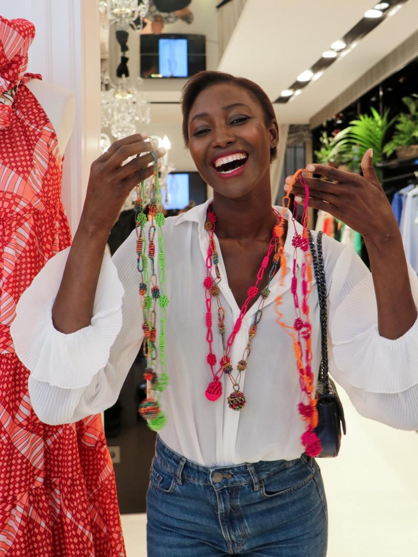 Ada Güeye, con algunos de los collares que realizan las mujeres de Senegal.
