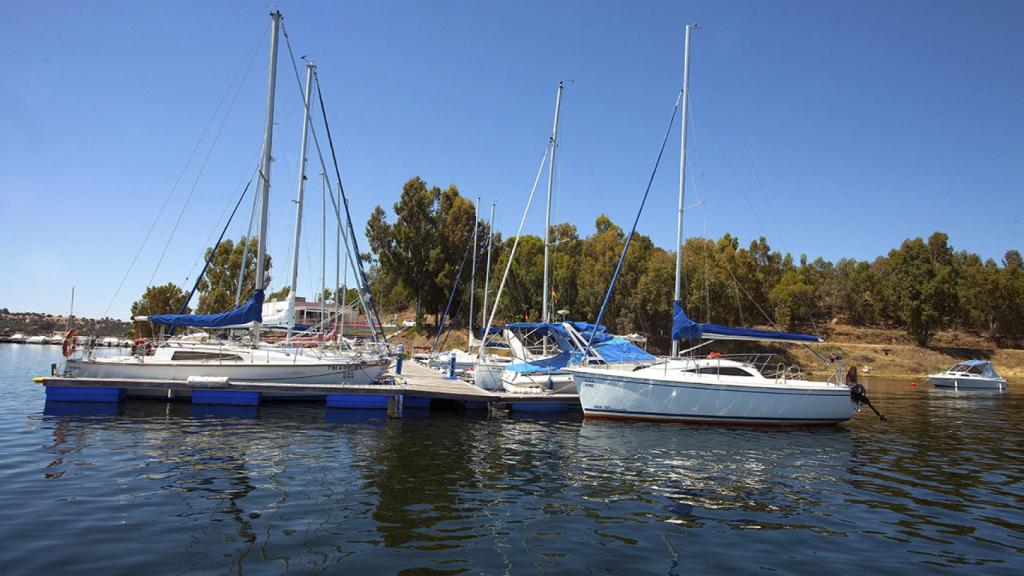 Puerto deportivo de la playa dulce de Orellana la Vieja (Badajoz), en el embalse de Orellana.