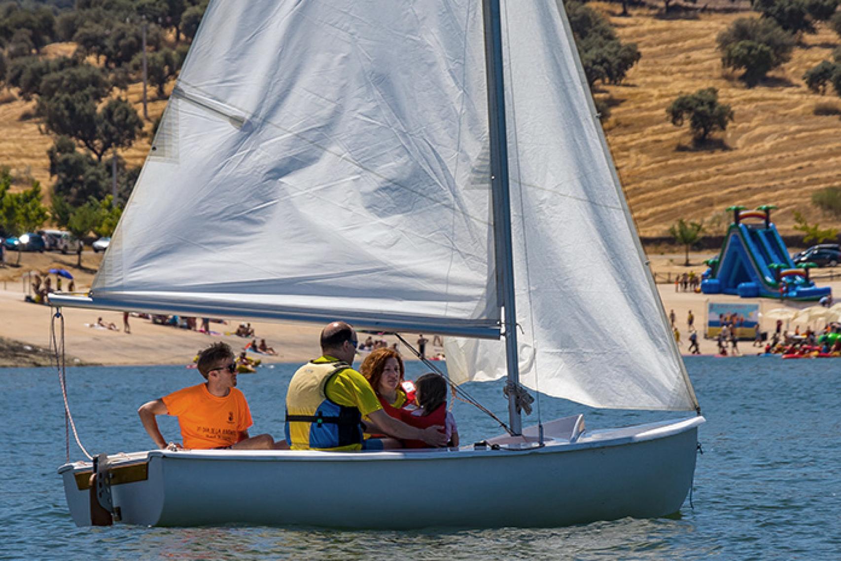 Regatistas en la playa de Peloche, en el embalse de Puerto Peña (Herrera del Duque, Badajoz).