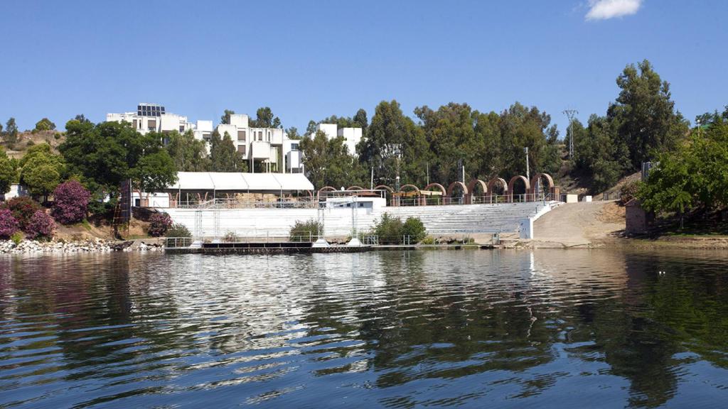 Instalaciones en la playa dulce de Orellana la Vieja (Badajoz), la primera de interior con bandera azul en España.