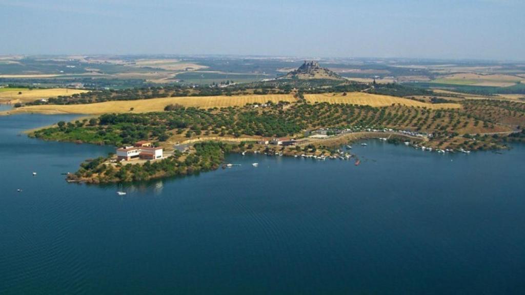 Panorámica del pantano de La Breña II, en Almodóvar del Río (Córdoba), donde está la nueva playa con bandera azul.