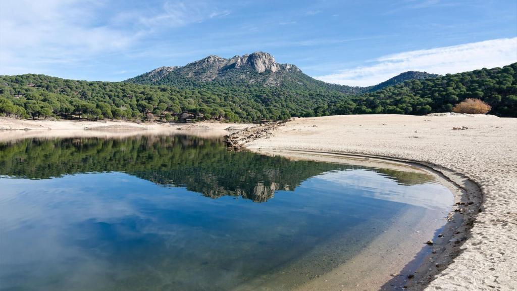Pantano de San Juan, donde está la playa con bandera azul de la Virgen de la Nueva, o Playa de Madrid.