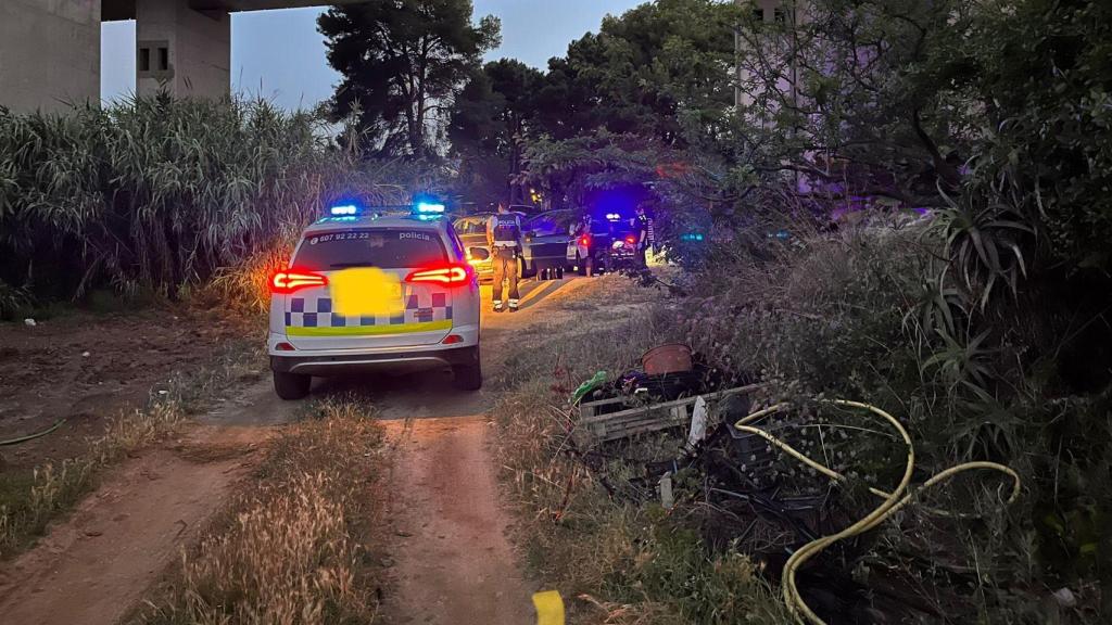 Sitio en el que se encontró la moto junto a los Mossos D' Esquadra.
