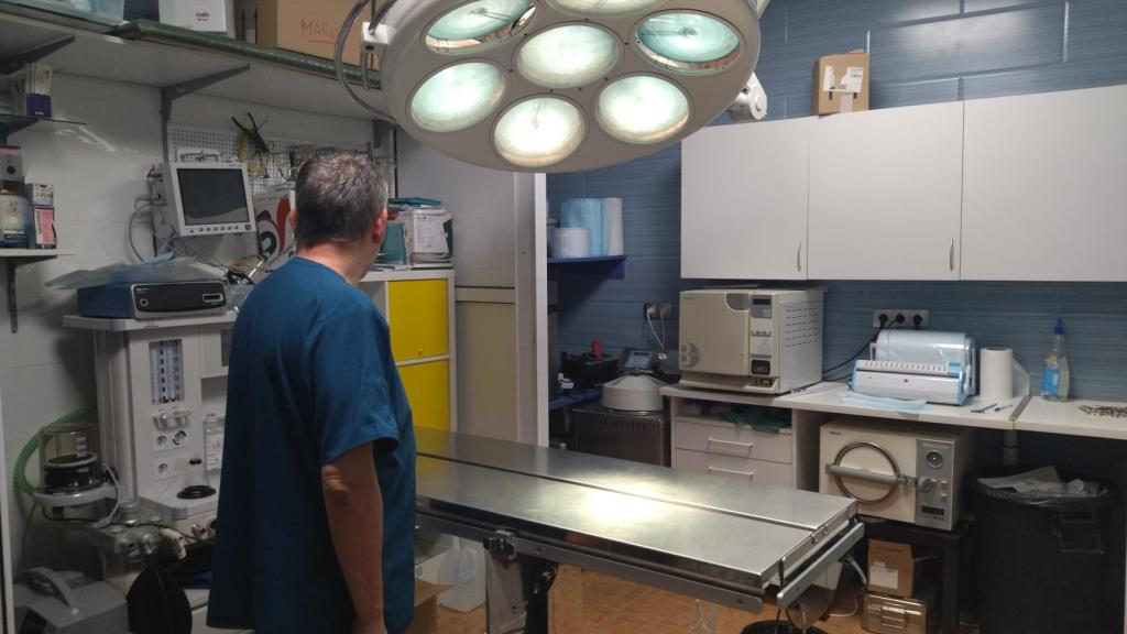 Fernando Payá, director de la Clínica Veterinaria La Paz, este martes, mostrando el quirófano donde operaba Esteban.