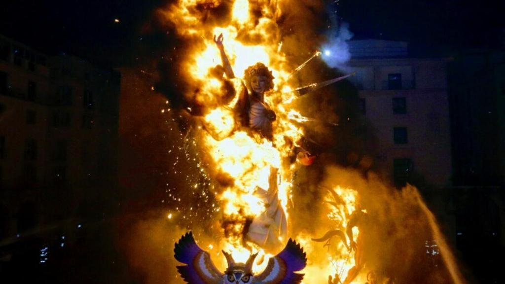 Imagen de archivo de una hoguera  en la playa por la noche de San Juan.