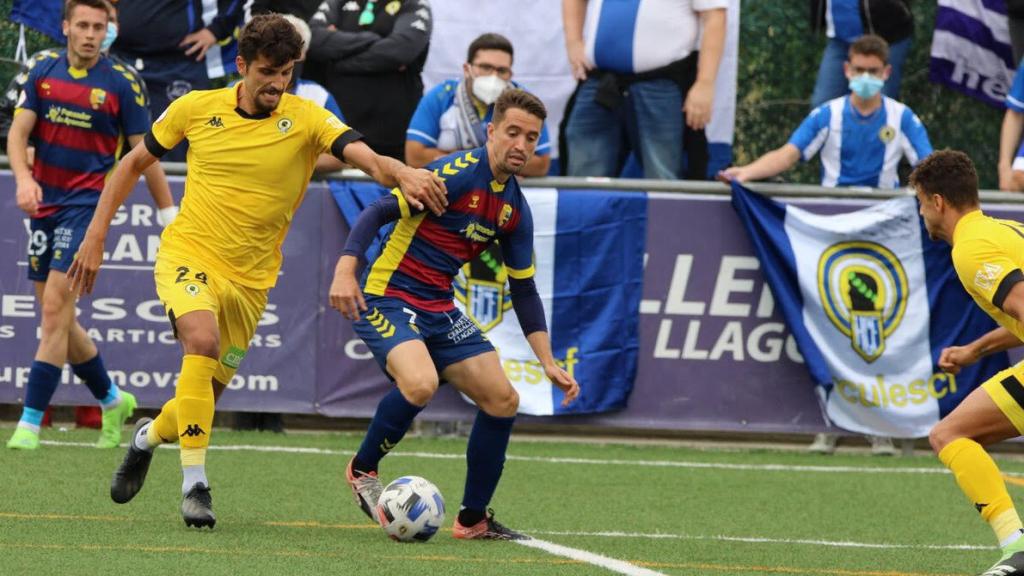 El Hércules en un partido contra el Llagostera, el equipo que le condenó a jugar en Segunda RFEF.