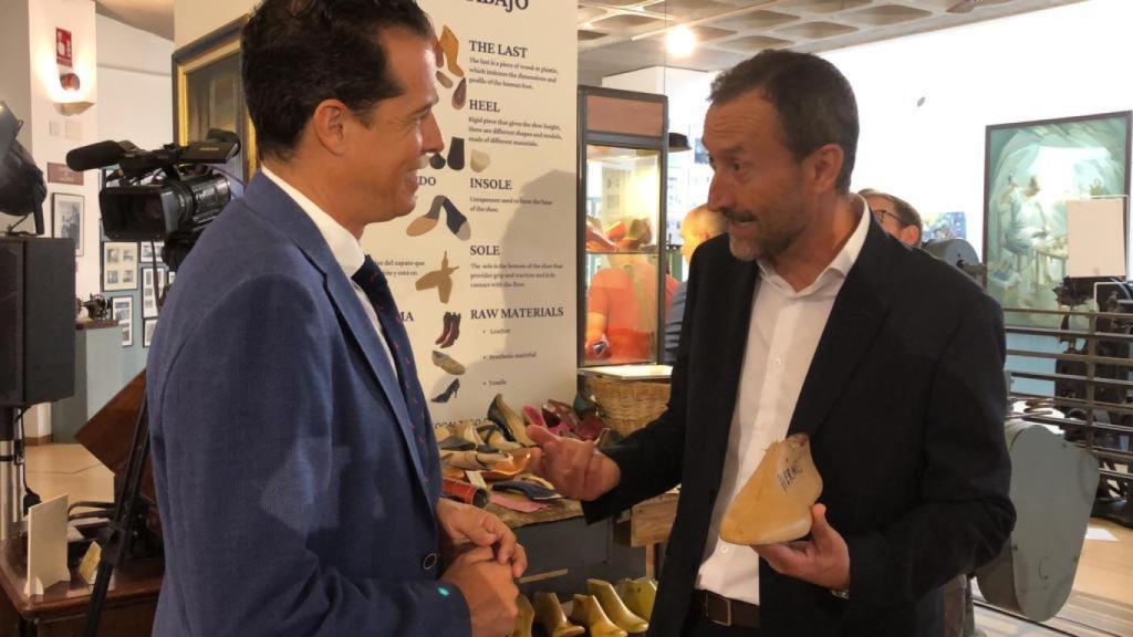 Rubén Alfaro (izquierda) y Carlos González, alcaldes de Eld y Elche, respectivamente, esta mañana en Elda.