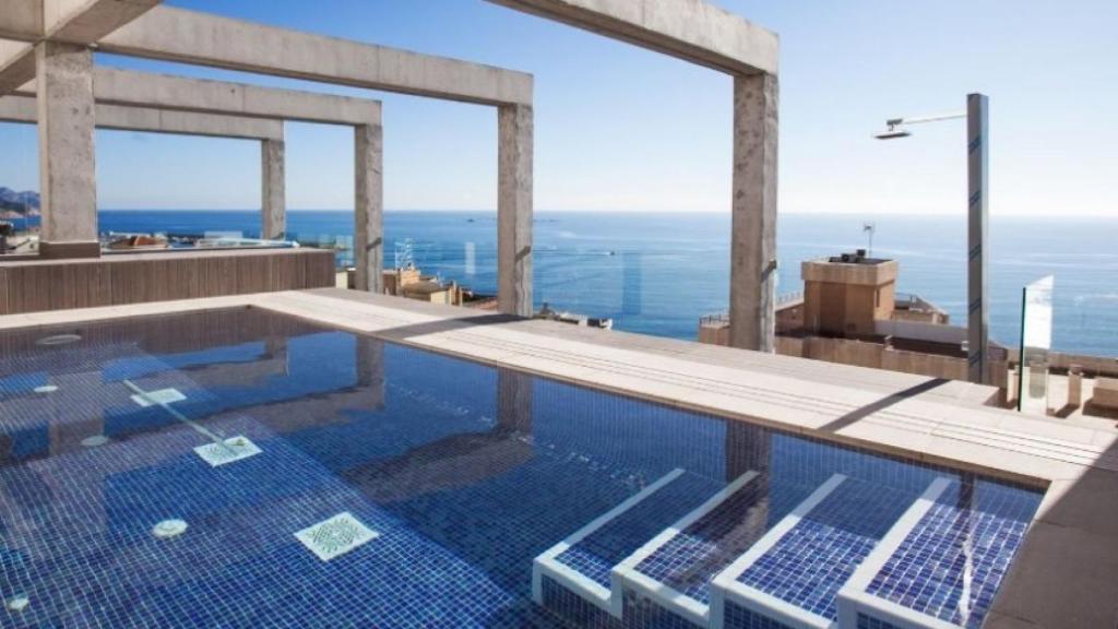 Uno de los hoteles en venta en Idealista, ubicado en Villajoyosa.