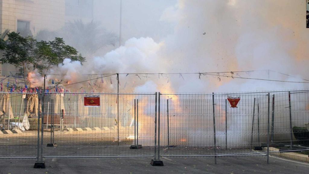 Fuegos Artificiales del Mediterráneo dispara más de cien kilos de pólvora en la mascletà de las Hogueras de Alicante.