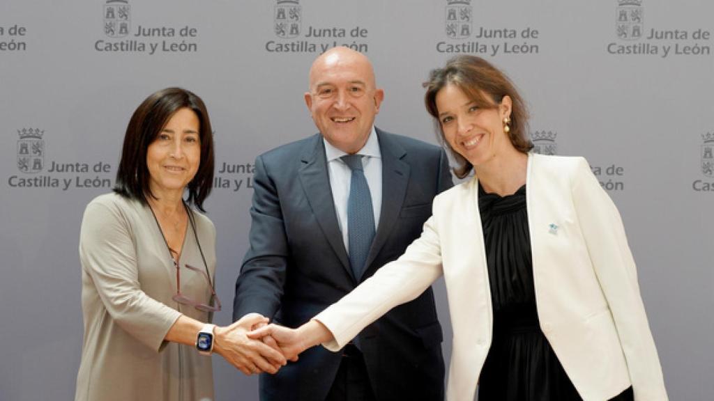 El consejero de la Presidencia en la entrega del cheque humanitario para Ucrania