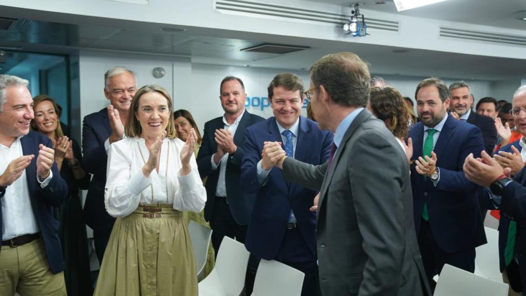 El presidente del Partido Popular de Castilla y León, Alfonso Fernández Mañueco, saluda a Núñez Feijóo