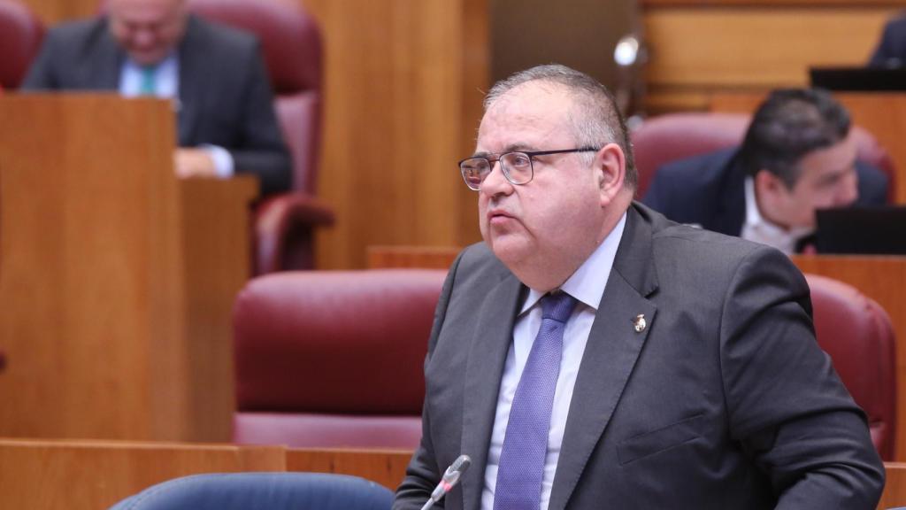 El consejero de Sanidad, Alejandro Vázquez, durante su intervención en el Pleno de las Cortes