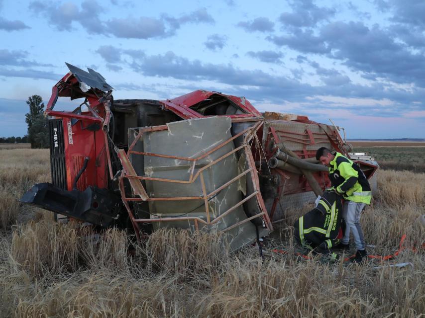 El camión de bomberos que volcó anoche en la localidad palentina de Castromocho.