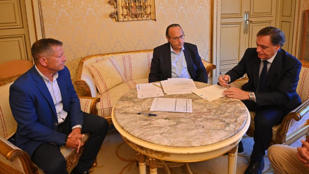 Firma del convenio de cesión del albergue de Candelario