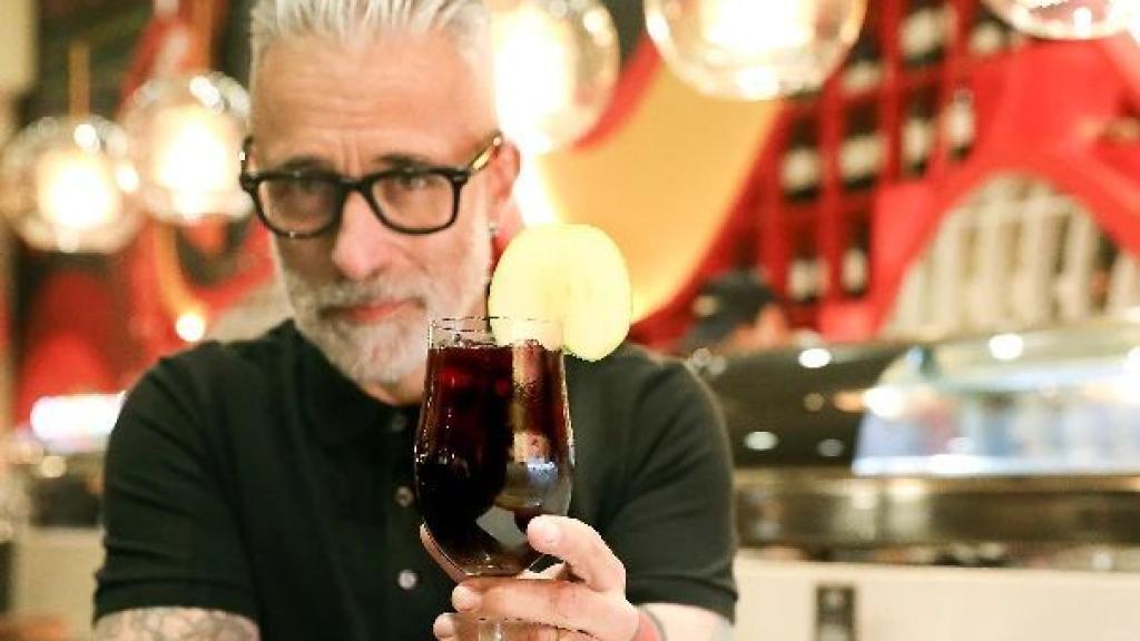 Sergi Arola en una imagen de sus redes sociales posando en el local 'Lola by Sergi Arola'.