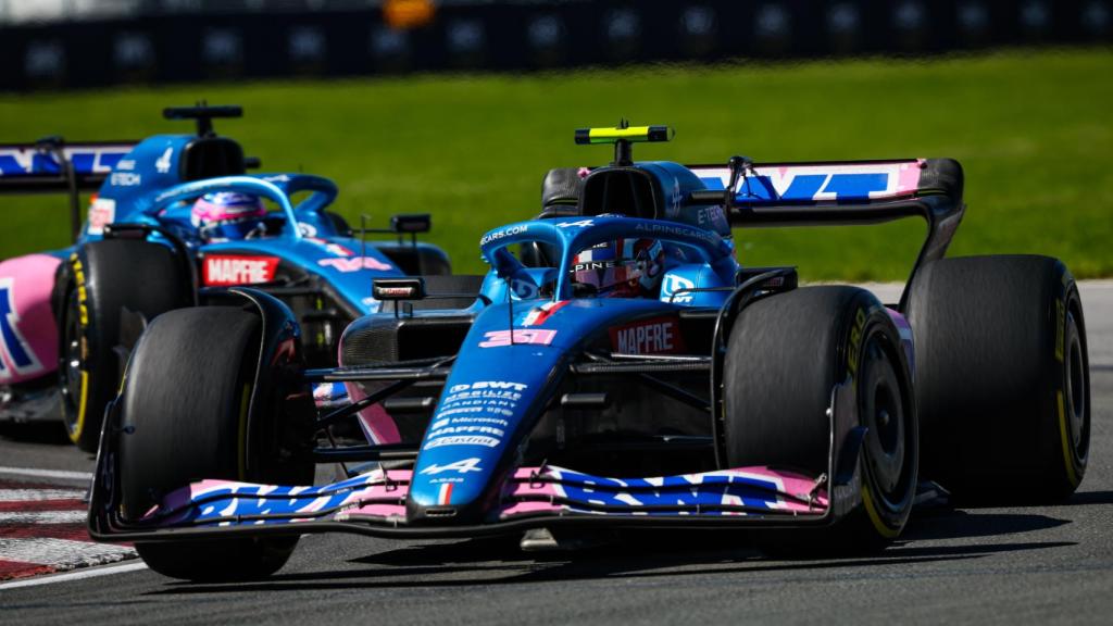 Esteban Ocon y Fernando Alonso peleando por la posición en Canadá