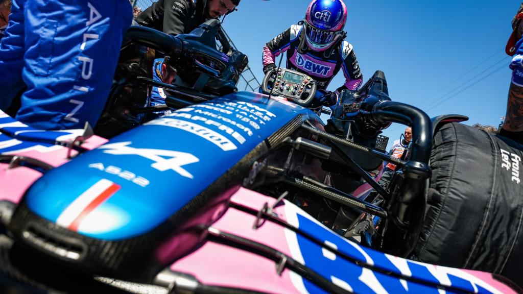 Fernando Alonso subiéndose a su Alpine en la parrilla del GP de Canadá