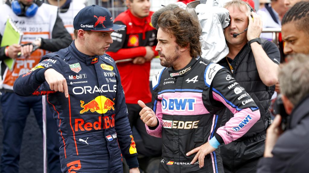 Fernando Alonso habla con Max Verstappen en el Gran Premio de Canadá