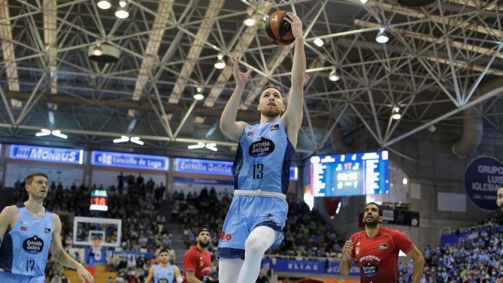 Dzanan Musa realizando una entrada a canasta en un partido con el Río Breogán
