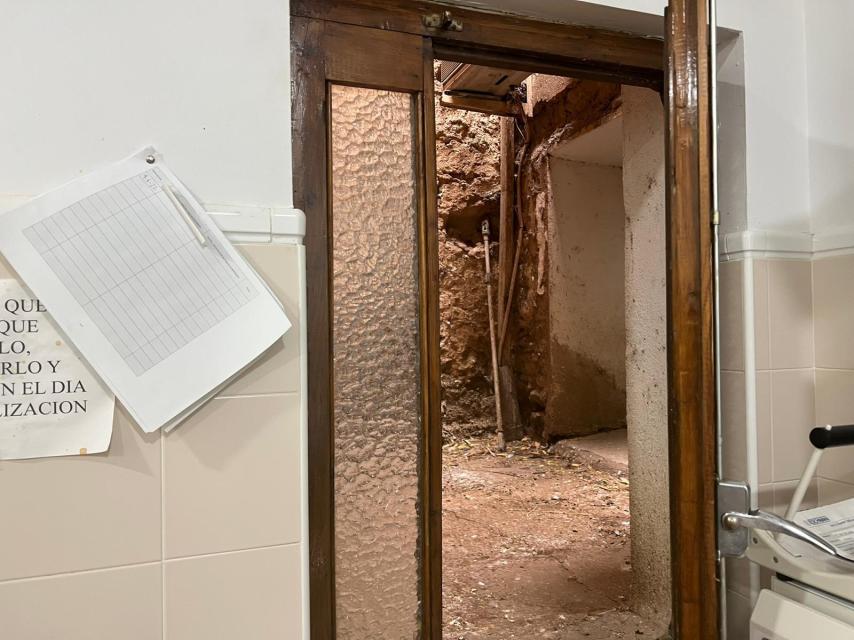 Una de las ventanas del consultorio médico de Villanueva de la Jara (Cuenca).