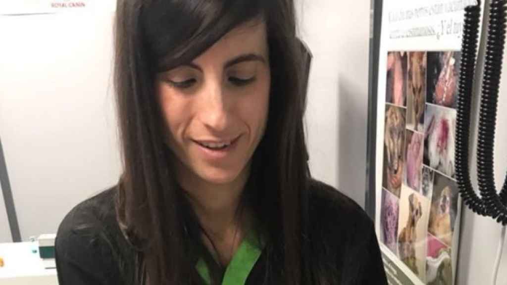 Olga, haciéndole una analítica a un felino en una foto cedida por CER Gatos Benifojar, y Esteban, tras operar a un oso de Terra Natura, son los dos veterinarios fallecidos practicando barranquismo en Granada.